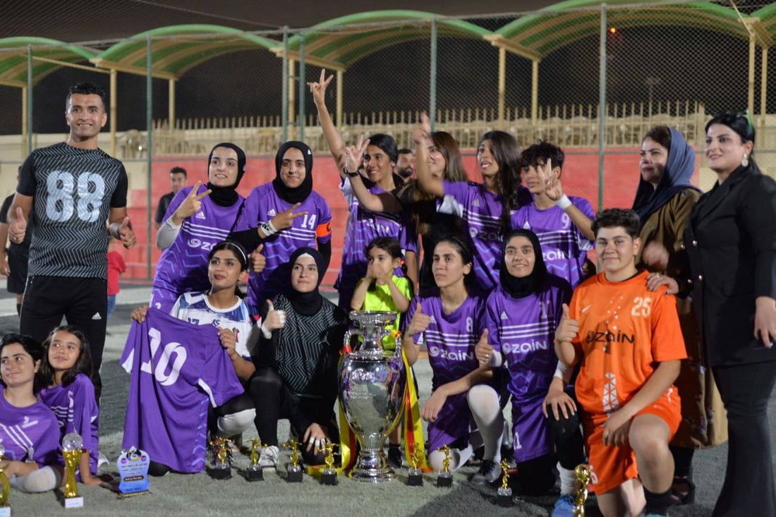 بنات حلبجة هزمن فتيات الكرخ.. نساء العراق يلعبن الكرة في الأنبار (صور)