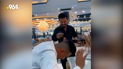 شاهد ملايين العراقيين مقالبه في المطعم وهو “يسكب الشاي” على زبائنه.. فمَن هو؟