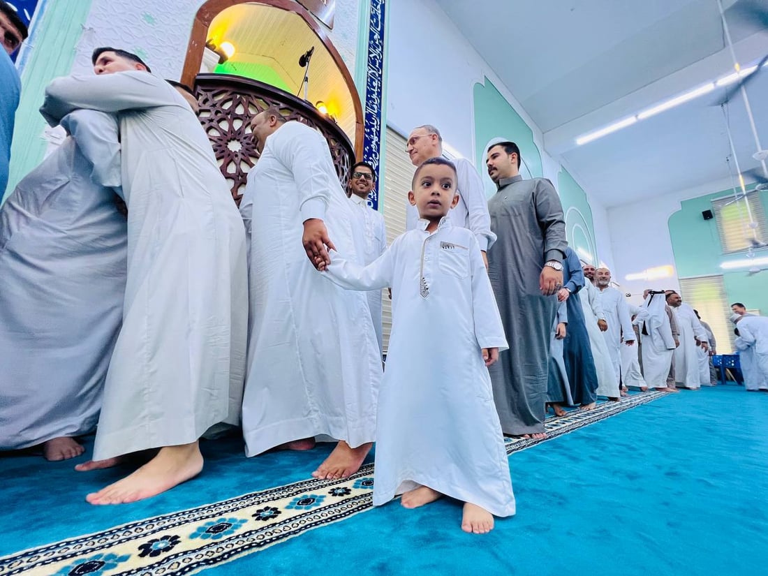 شيد في الثلاثينات.. المئات تجمعوا في أقدم مساجد هيت لأداء صلاة العيد (صور)