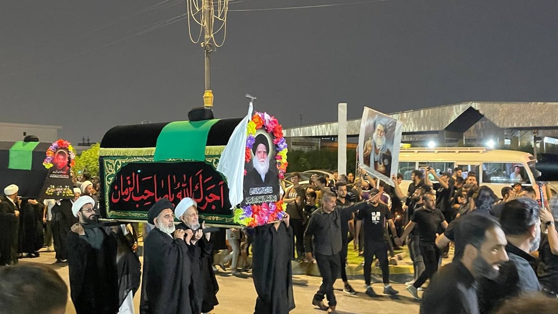 صور ليلية من مدينة الصدر.. حشود تحمل الشموع والتابوت الرمزي في ساحة مظفر