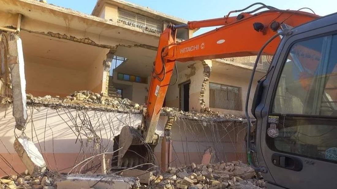صور: أخيراً.. السماوة تتخلص من المنزل الشهير الذي تسقط “بالكوناته”!