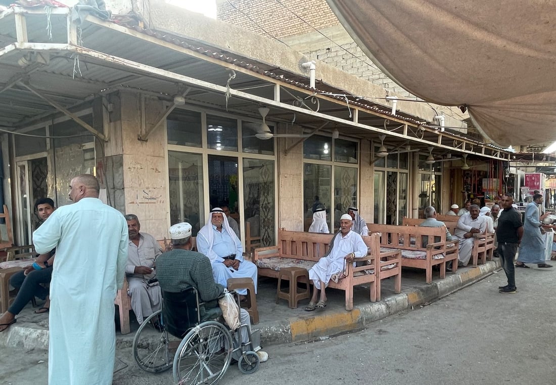 في مقاهي بهرز العتيقة.. أسرار حول الغرباء ومبادرات عند أهل الوقار (صور)