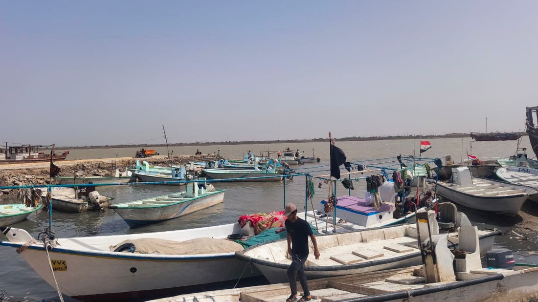 صور: رياح شديدة عصفت بصيد الجمعة.. شح المعروض رفع أسعار السمك بمرسى النقعة