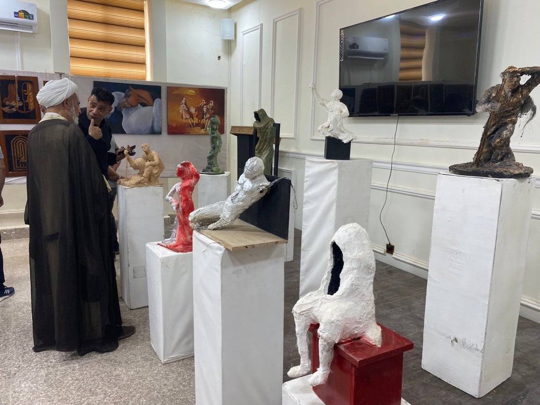 إبهار بصري.. نقش على الخشب وفخار وتماثيل في معرض معلمي الناصرية (صور)