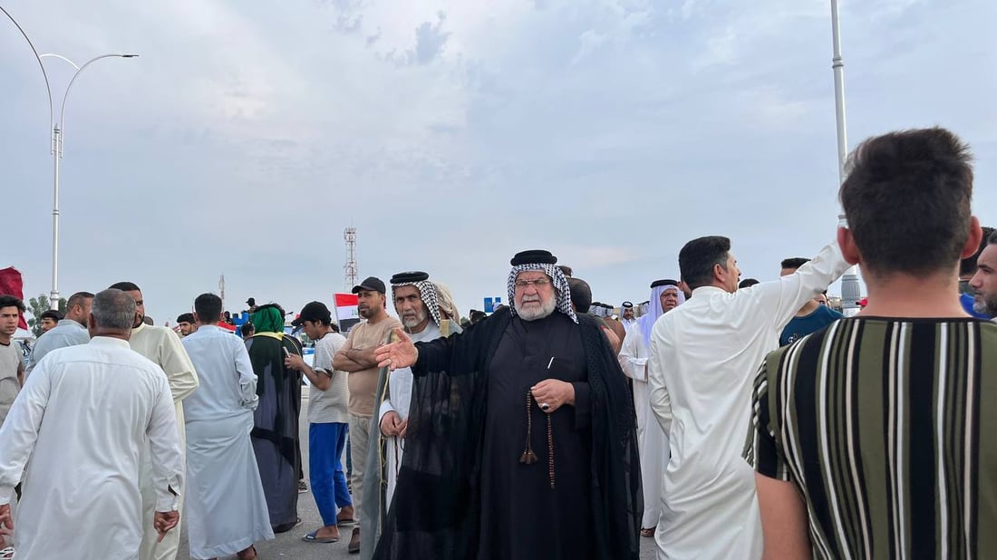 عشائر الهارثة تخرج راياتها للتظاهر.. الإهمال بات لا يطاق وهذه مجرد بداية (صور)