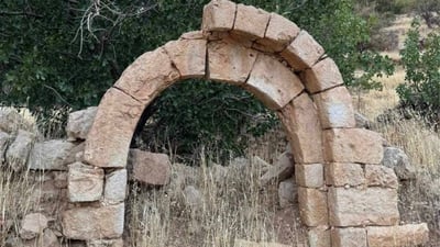 تاکە شوێنەوارەکەی قەڵای ئەرەدنا رووخێنرا