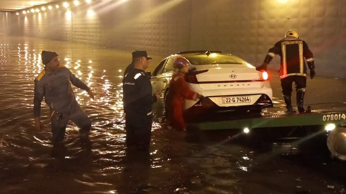 صور: إنقاذ عائلة نجفية علقت سيارتهم في نفق العسكريين بعد غرقه بمياه الأمطار