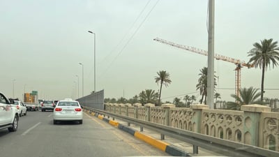 ماذا يُخفون تحت جسر الطابقين؟.. بغداد تسأل عن صفائح حديدية جديدة تحجب الرؤية!