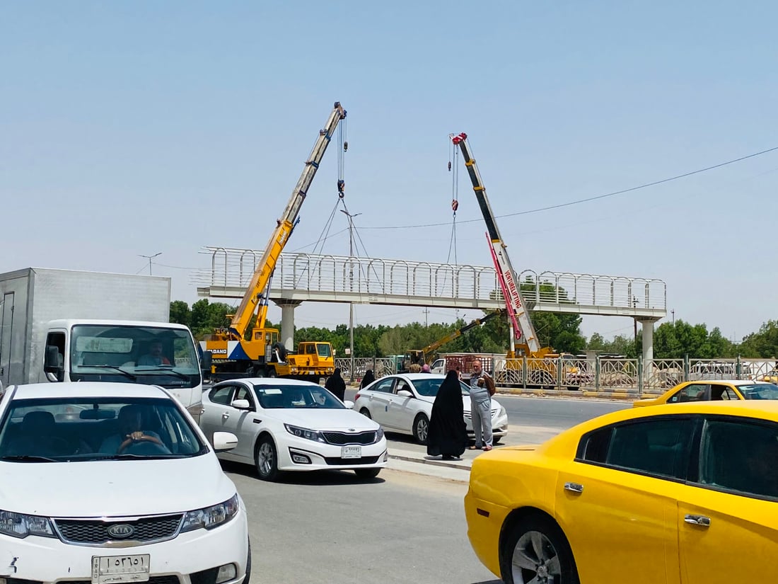 صور من النجف: يا طلاب المعهد التقني لقد بدأ نصب جسر المشاة والحوادث لن تتكرر