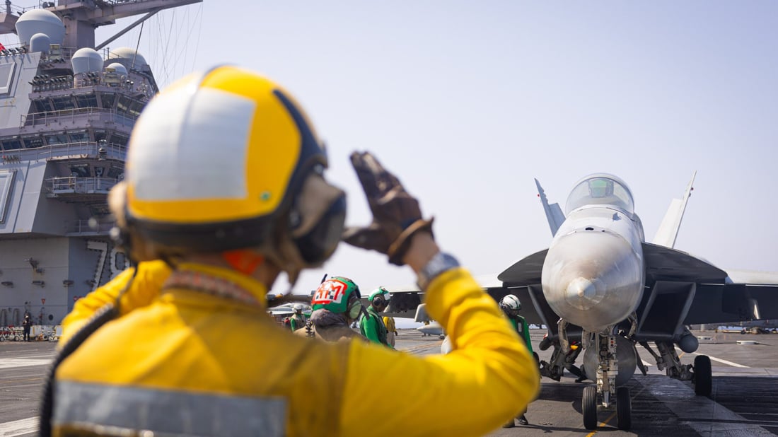 چەند فڕۆکەیەک لەسەر کەشتی یو ئێس ئێس جێڕاڵد فۆرد لە دەریای سوور هەستاون