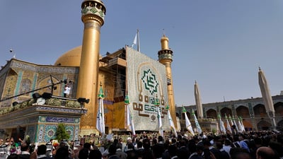 فيديو: راية الغدير تُرفع في حرم الإمام علي إيذاناً بانطلاق أسبوع الولاية