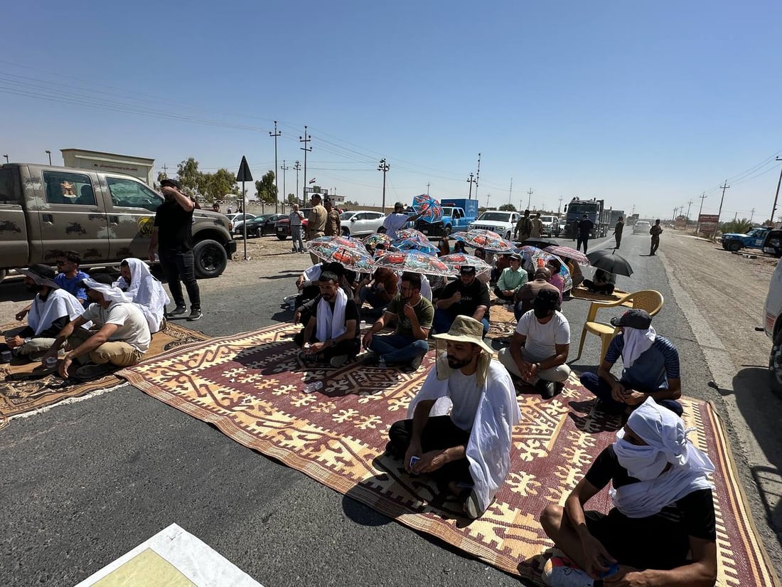 قطع طريق كلار – بغداد.. خريجو جامعة كلار يواصلون احتجاجهم (صور)