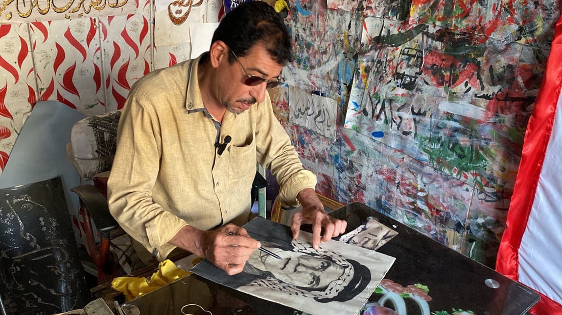 من داخل ورشة حسين صبري في الناصرية: يرمم صور الراحلين ويرسم للفيزياء والكيمياء