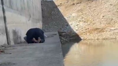 باوکى گەنجە خنکاوەکەى رووبارى سیروان لەچاوەڕوانى تەرمى کوڕەکەى نوێژ دەکات