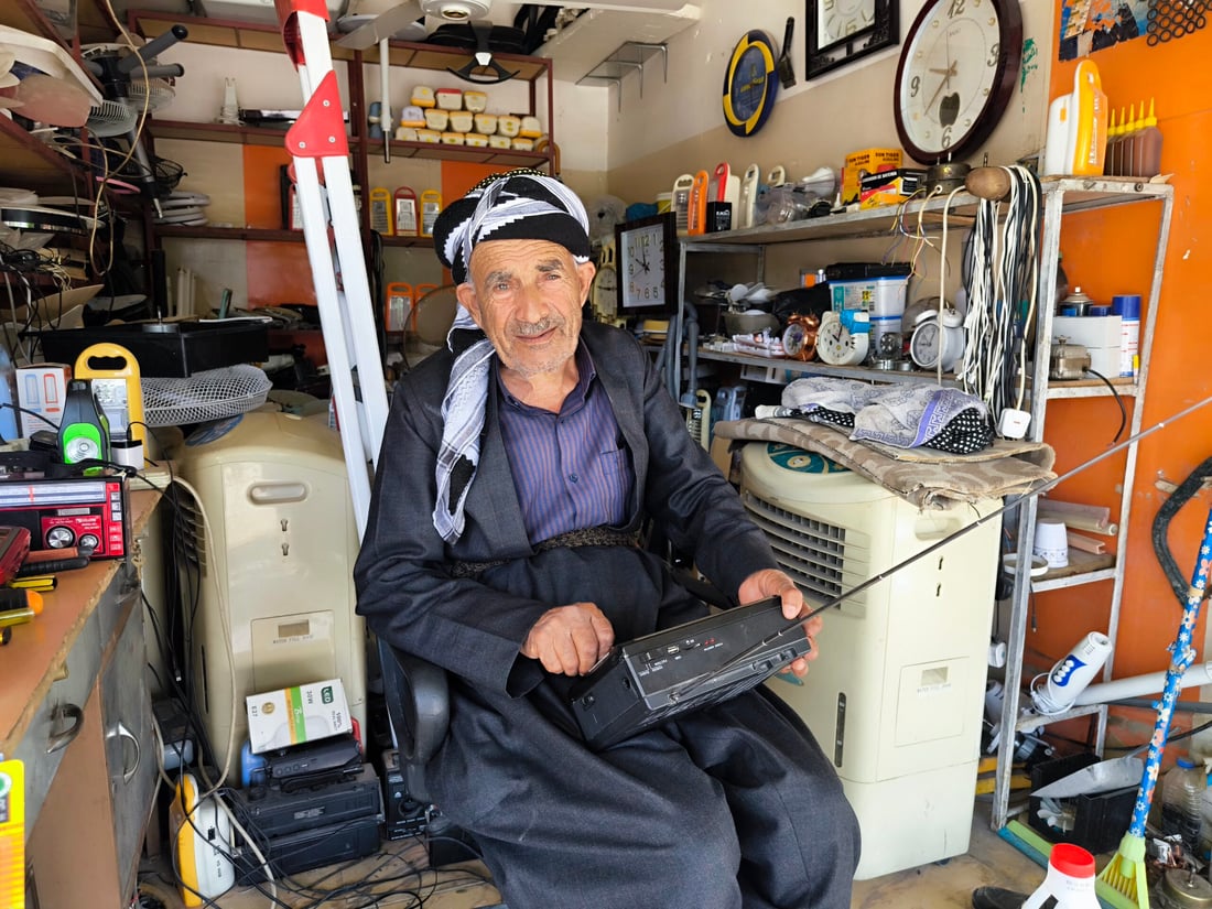 خوێندەواریی نییە و فێری چاککردنەوەی ئامێرە کارەباییەکان بووە 