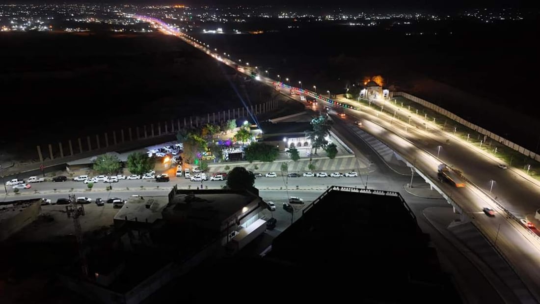 صور ليلية: المحافظ يفتتح مقهى يجمع “شياب تكريت”