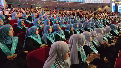 نابینایە و هەموو قورئانى لەبەرکردووە