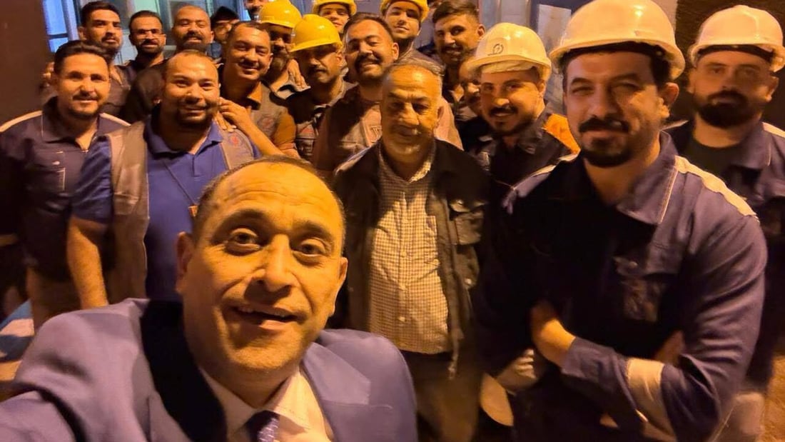 “سيلفي النصر” من وزير الكهرباء بعد استقرار التجهيز خلال القمة (صور)