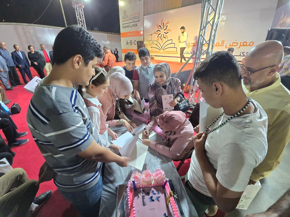 صور: أهل الموصل احتشدوا حول ليلى المولى خلال توقيع كتاب “فلسفة حرة”
