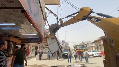 البلدية “تقسو” على لافتات الأطباء المخالفة في الديوانية (صور)