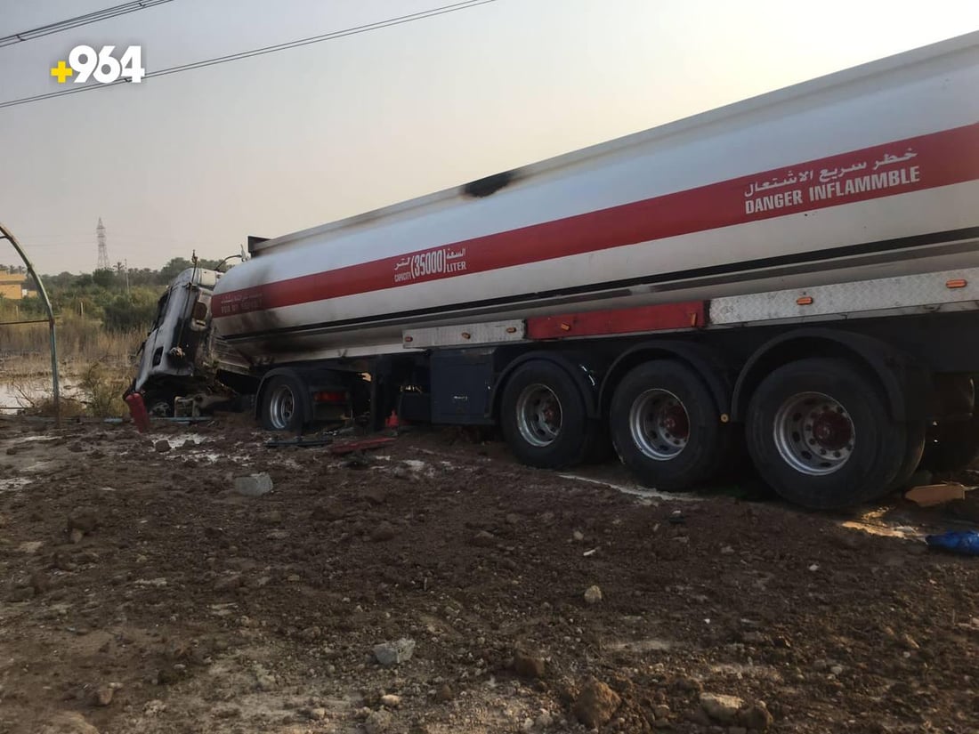 “كرستا” تحوّلت إلى كومة حديد تحت صهريج.. صور من حادث عنيف على سريع الناصرية