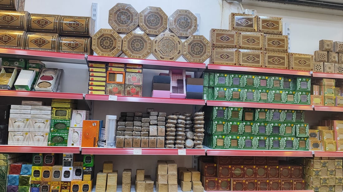 السوريون في كربلاء كأنهم في الوطن.. “سيدة الشام” سيوفر حتى سجائر “الحمراء” (صور)