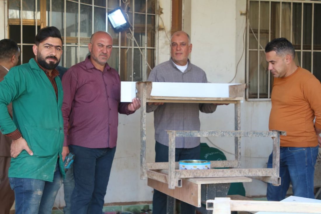 يعملون بصمت.. مدرسو صناعة هيت يقتربون من إصلاح 1500 مقعد دراسي