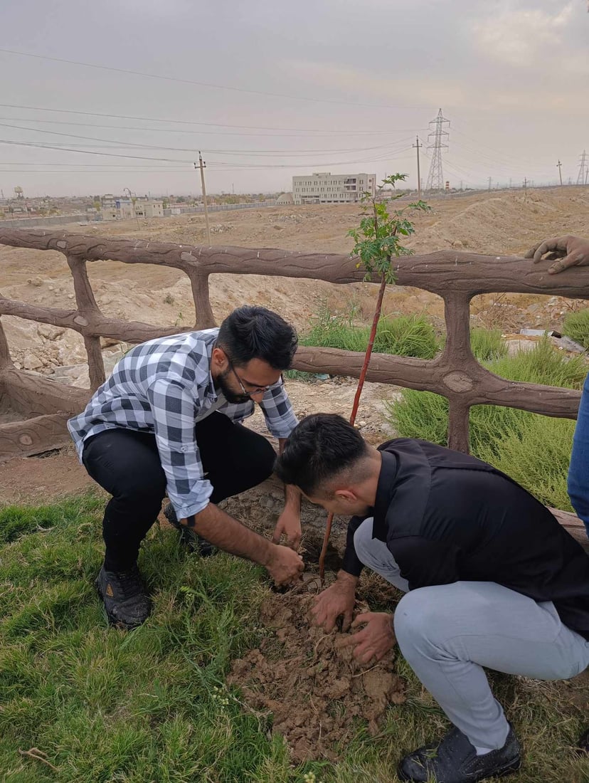 150 شتلة حملت توقيع طلبة العربية في تلعفر.. سبحبح واكاسيا وجاكرندا (صور)