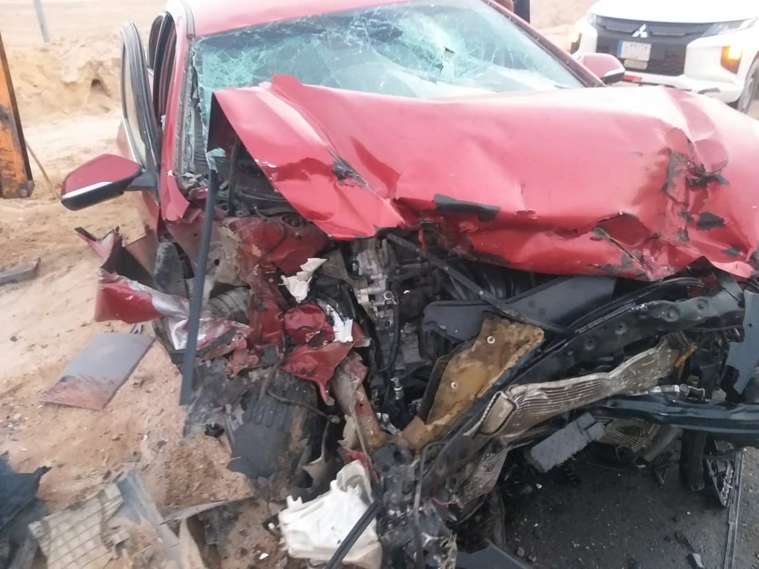 “الإيرباكات” لم تنقذ الطفلة.. “سوناتا” تحطمت بـ “كابسة سياج” في البصرة (صور)