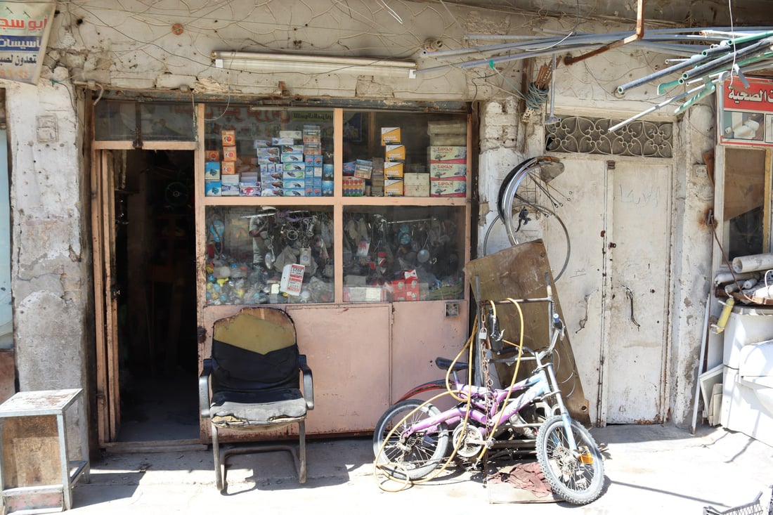 بغداد: العم “جاسم” يلهم الشبان أسرار تصليح “البايسكلات” وينعى نفسه (فيديو)