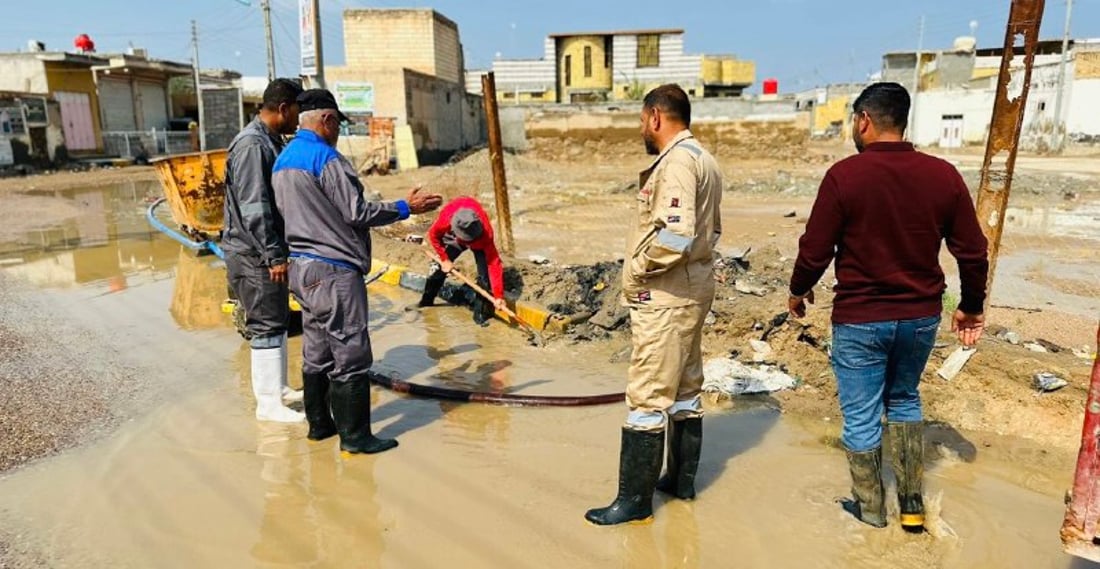 شاهد: الوضع مسيطر عليه شمال البصرة.. مير عثمان والجلال تواصل سحب مياه الأمطار
