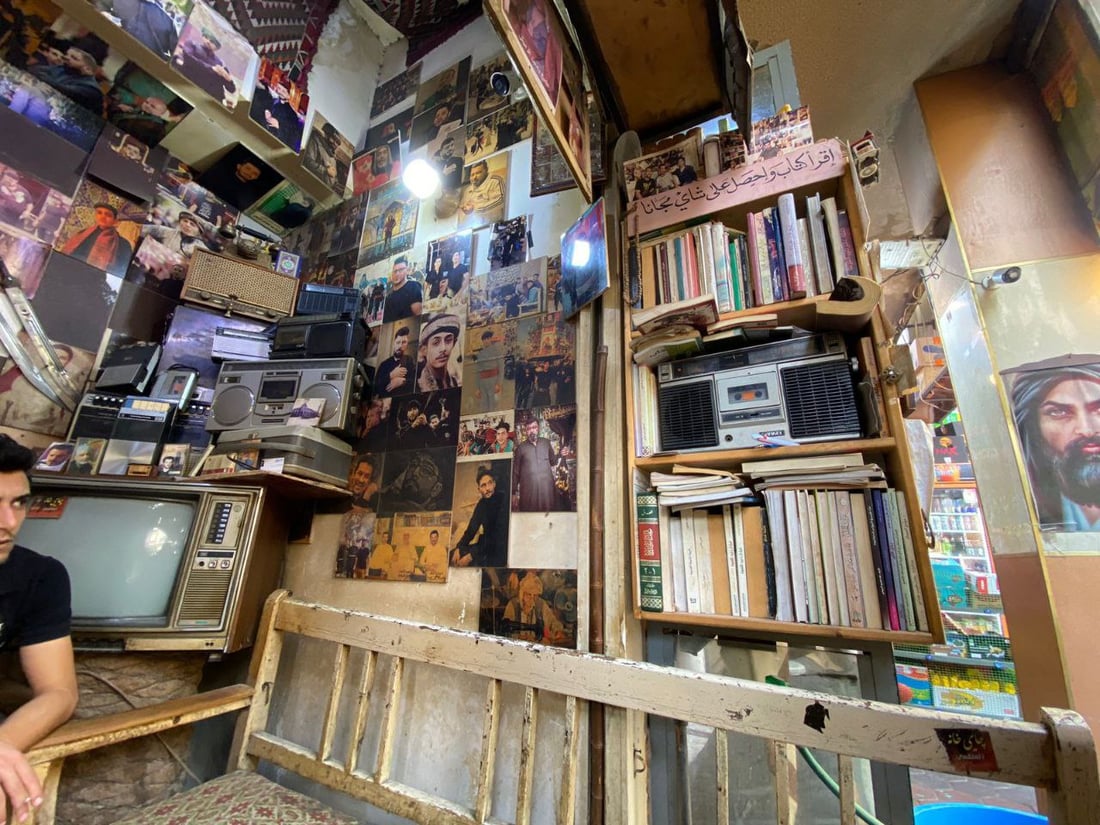 صور من “چاي خانة”.. رائحة الحطب وأسرار كربلاء في جلسة بلا إنترنت