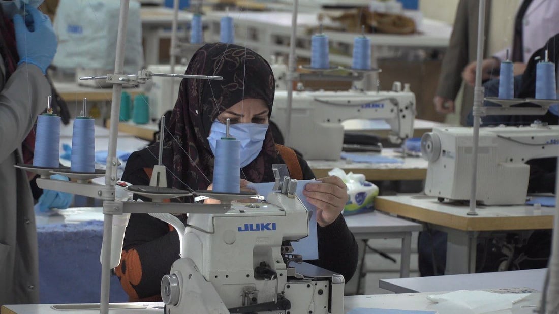 ينتج الملابس العسكرية ومفروشات المستشفيات.. مصنع نسيج الحلة يصارع المستورد
