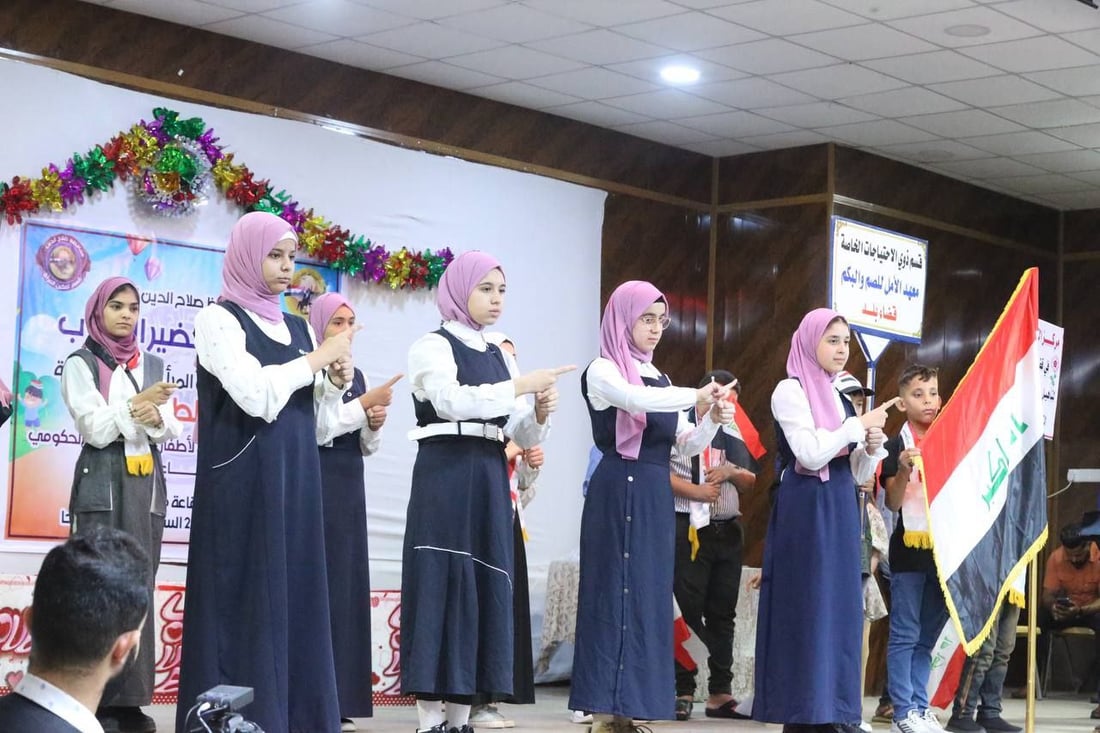 فيديو: أطفال بلد من الصم والبكم يرسمون ويغنون.. بحضور كبير