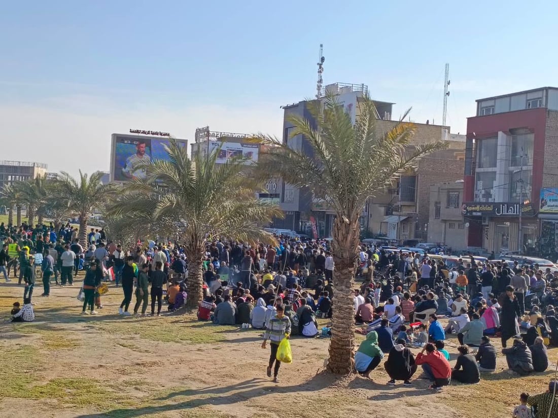 جماهير كربلاء تشاهد مباراة العراق وفيتنام عبر الشاشات العملاقة في حي رمضان (صور)