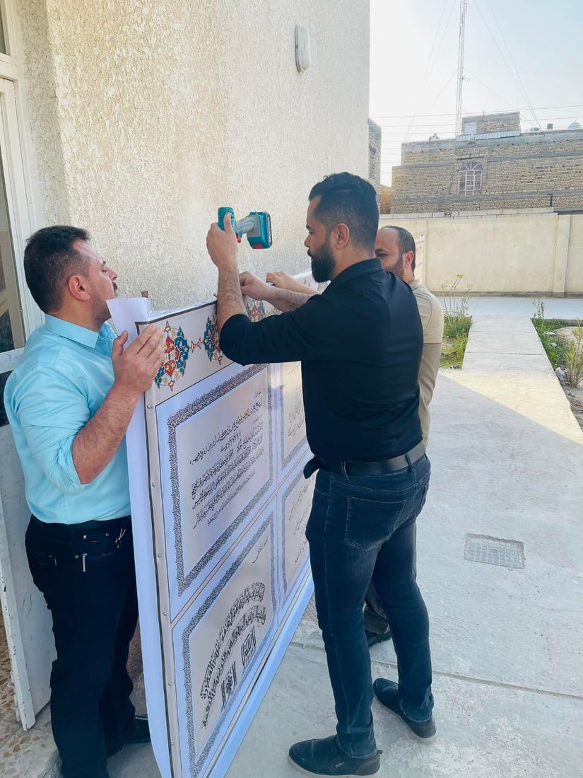 صور: مدرّس شاب في سوق الشيوخ رسم 8 أنواع من الخط العربي على جدارية كبيرة