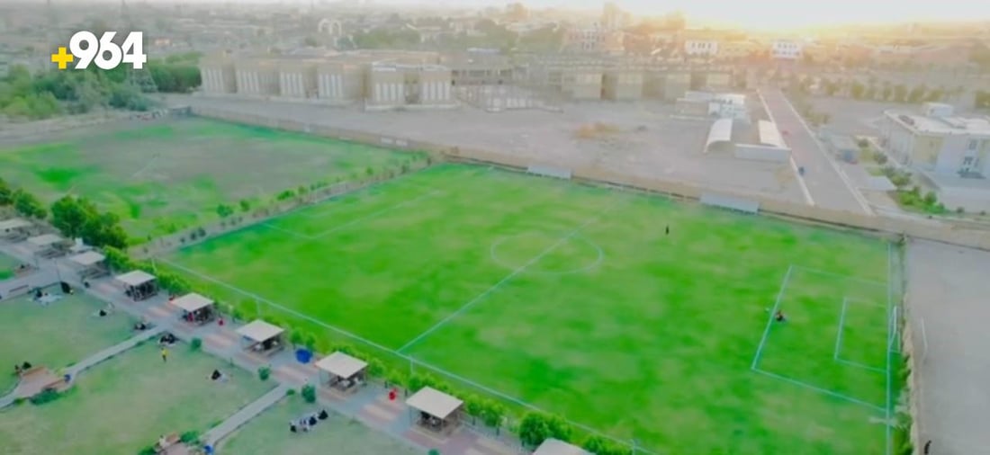 صور “قبل وبعد” لمحيط جامعة الكوفة.. شاب يحول “المزبلة” الى ملاعب ومساحات خضراء