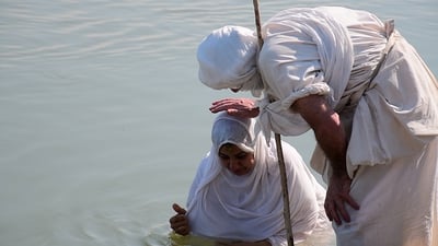 فيديو: الصابئة غطسوا في دجلة.. عيد بـ5 أيام وتعارف وسمك مشوي أيضاً