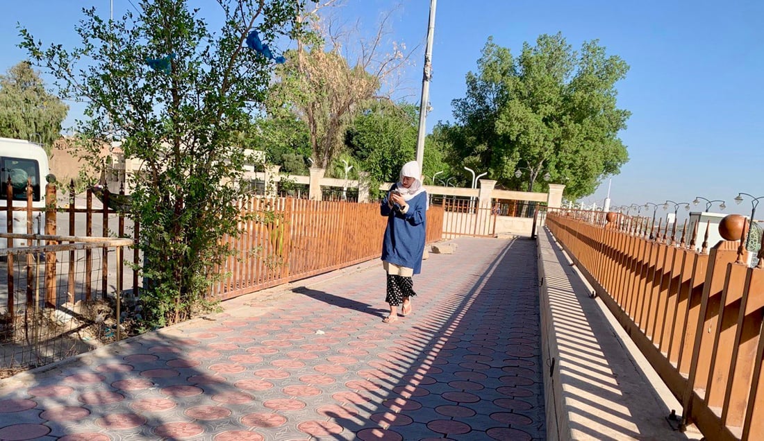 صور: إيطاليات في البصرة وبلغاريات يتأملن شجرة آدم.. انتهى الحر