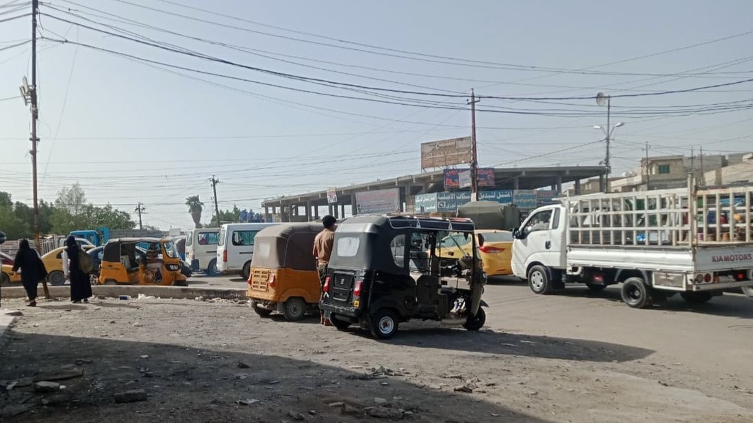 قلق في المشتل من حوادث “التكتك”.. الأهالي يطلبون حضور المرور في شارع المدارس