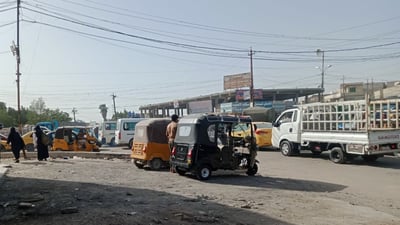 قلق في المشتل من حوادث “التكتك”.. الأهالي يطلبون حضور المرور في شارع المدارس