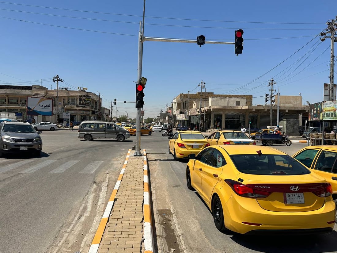 سابقة وسط الديوانية.. إشارات مرور إلكترونية في تقاطع “الزعيم” (صور)