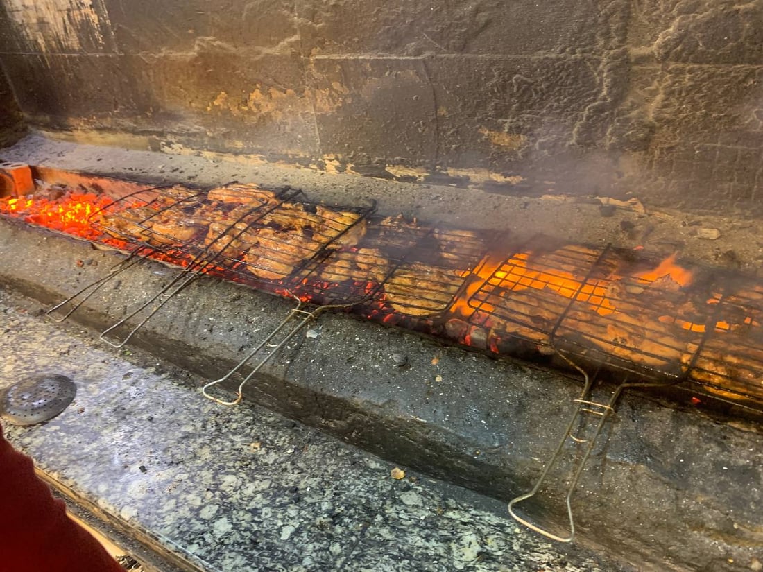 يقصده حتى أهل ربيعة.. مطعم “سليمان” الأشهر في زمار يبيع 200 دجاجة يومياً (صور)