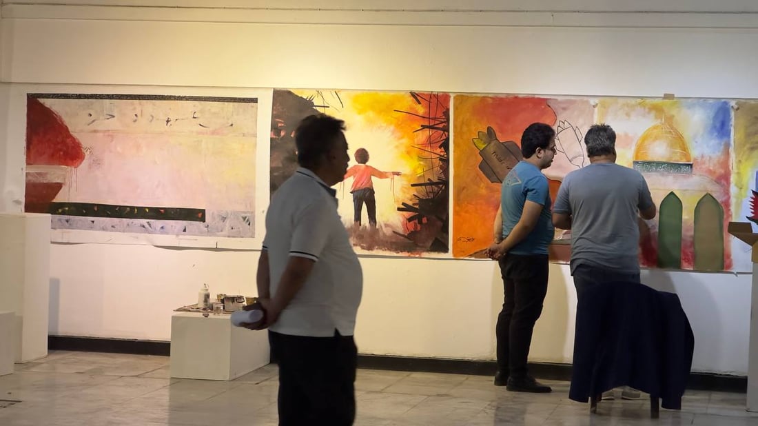 صور من مهرجان “كلنا غزة” في بغداد.. جدار لوحات جسد الدمار وجمال فلسطين أيضاً