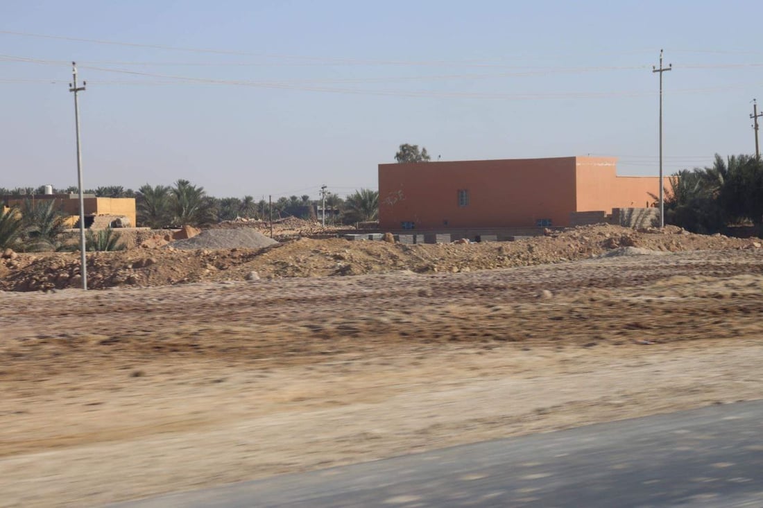 صور: وصلت الآليات وبدأ العمل.. “طريق الموت” بين هيت وحديثة يعود للحياة