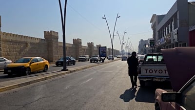 الموصل تبدأ تطبيق الغرامات على رمي الأوساخ من السيارات في الشوارع