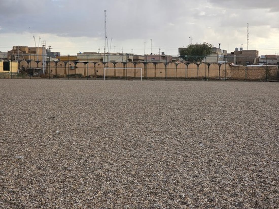 ملعب هيت النظامي يكمل عاماً من التلكؤ بسبب “الثيل”.. بانتظار قرار الألمان (صور)