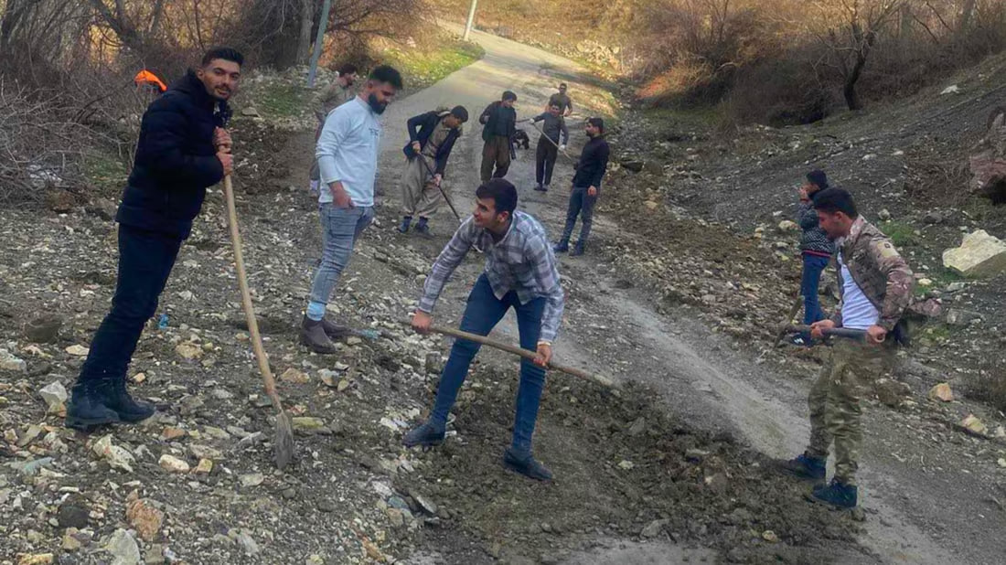 صور: الأهالي يفتحون الطرق الجبلية بعد انزلاق الصخور والأشجار في سيول السليمانية