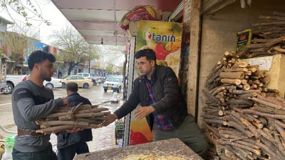 لە نانەواخانەیەکی خورماڵ لە بری غاز بە دار ناندەکەن