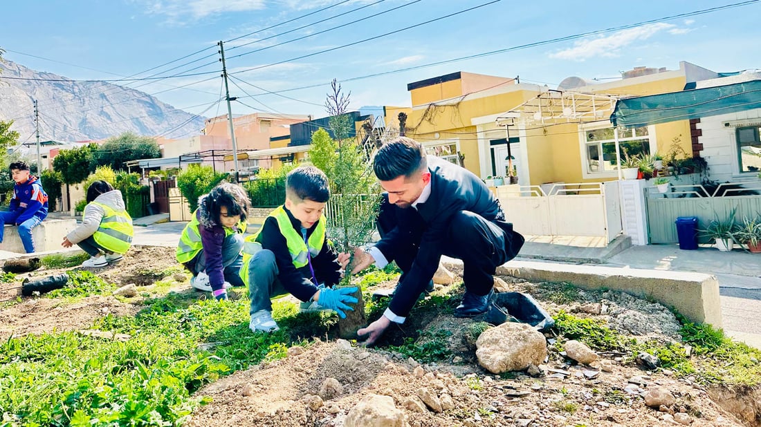 گەنجێک لە رۆژی لەدایکبوونی بە ئەندازەی ساڵەکانی تەمەنی نەمامی چاند